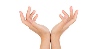 taches sur les mains, dos des mains fripés, taches brunes, rajeunir les mains, les solutions à paris